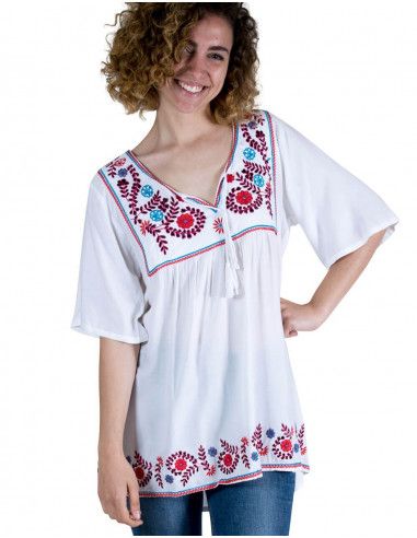 Blusa-branca-com-bordado-cores-pescoço tunisino-Boho