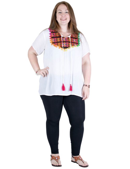 weiße Bluse-plus-Größe-Stickerei-Pompons