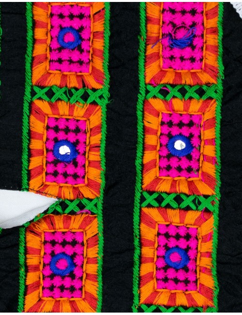 camiseta-blanca-tallas-grandes-bordado-pompones-pechera-colores